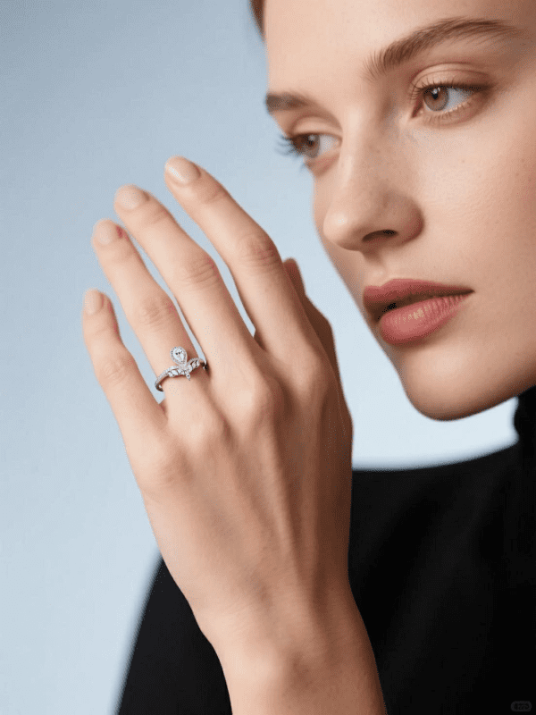 皇冠 Elegant Pear Moissanite Crown Ring