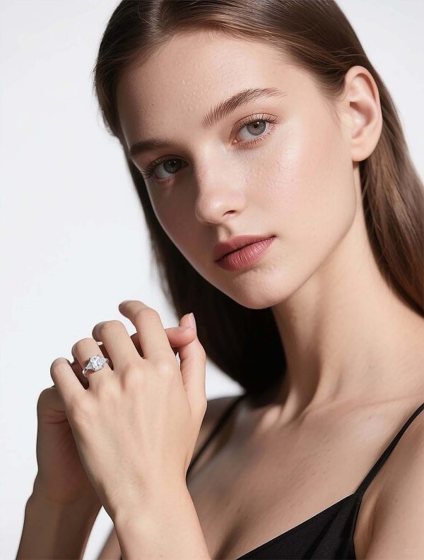 佩戴图 3ct Radiant Moissanite Three-Stone Ring